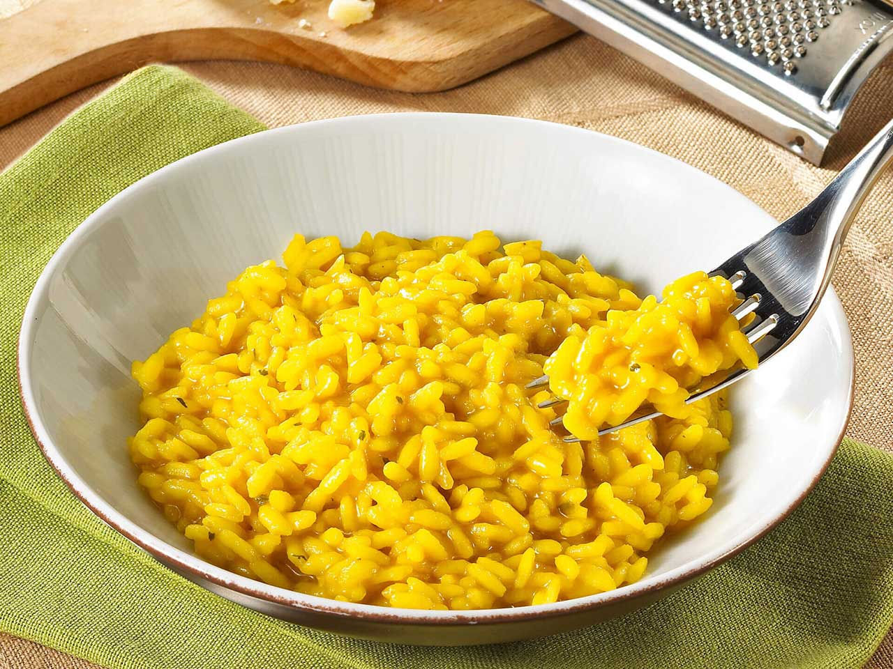 Teller mit Risotto-Safran