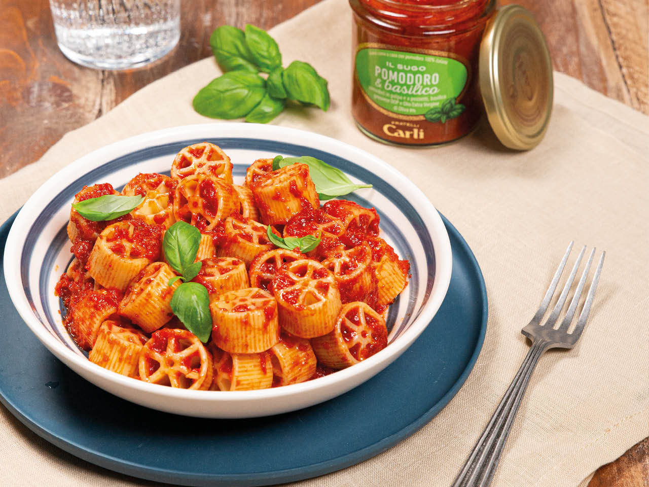 Nudeln Ruote mit Tomatensauce auf einen Teller