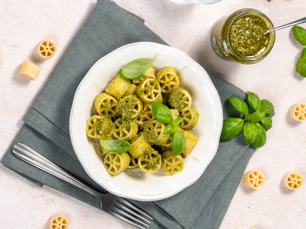 Ruote Nudeln mit Pesto sauce auf einen Teller