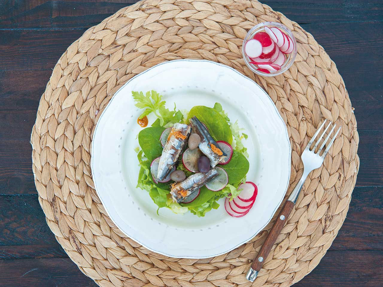 Salat mit Sardinen und Oliven