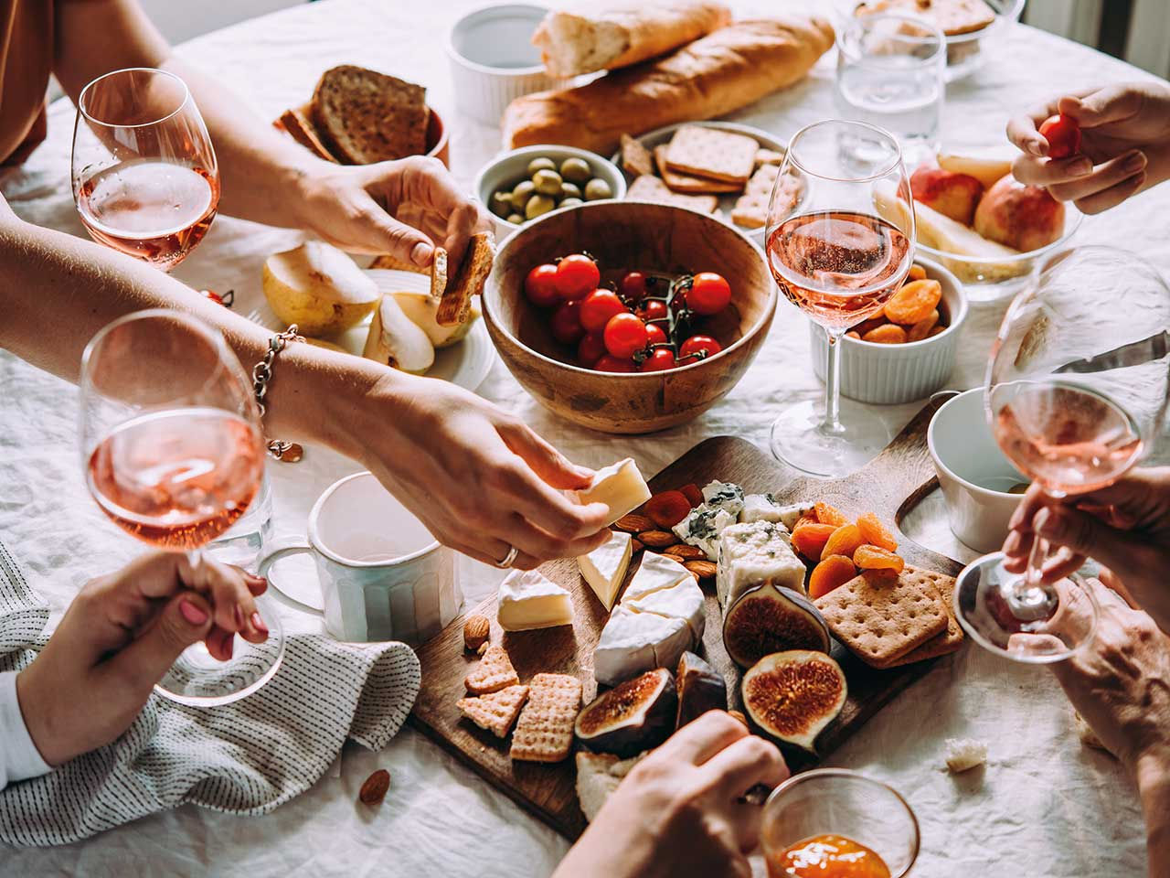 Aperitif unter Freunden mit Roséwein