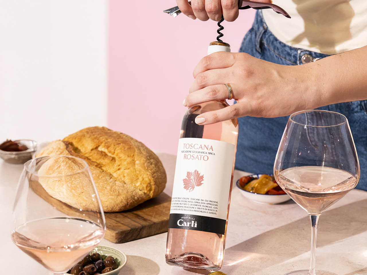 Aperitif unter Freunden mit Roséwein