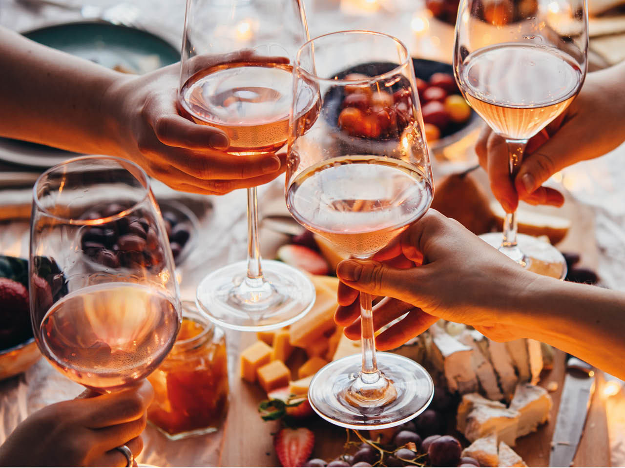 4 Gläser Roséwein. Es ist Zeit für einen Toast
