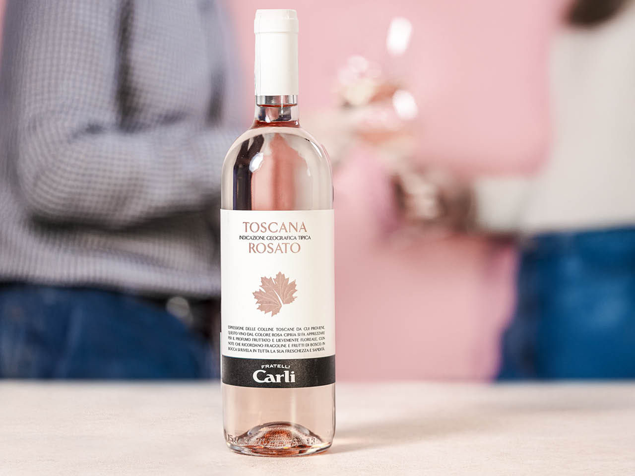 4 Gläser Roséwein. Es ist Zeit für einen Toast