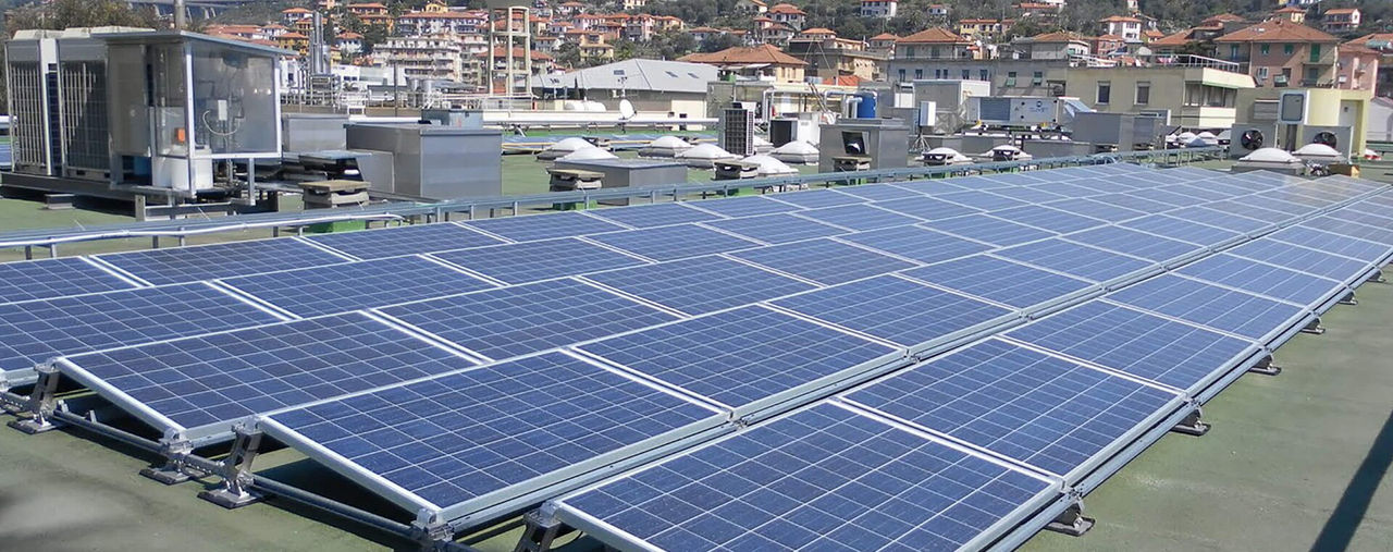 Solarpaneele auf den Dächern des Fratelli-Carli-Sitzes in Imperia