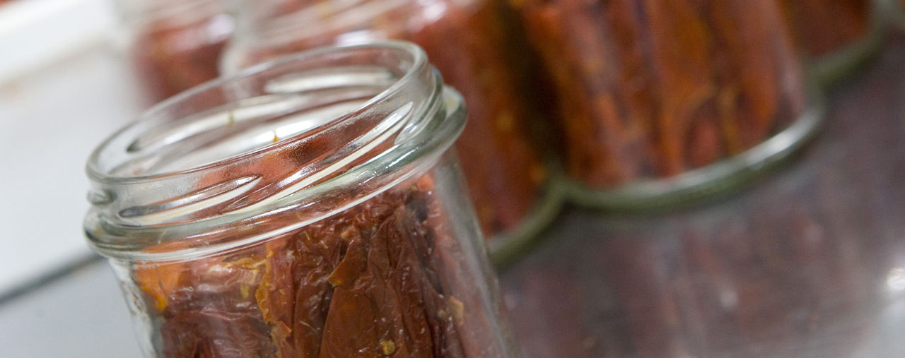 Nahaufnahme von getrockneten Tomaten Fratelli Carli im Glas