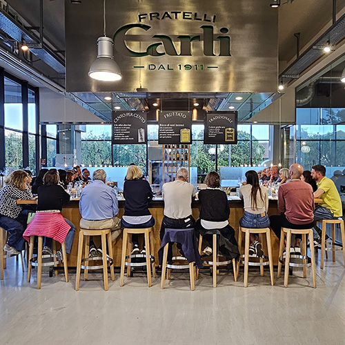 Kunden beim Mittagessen im Emporio Fratelli Carli in Imperia