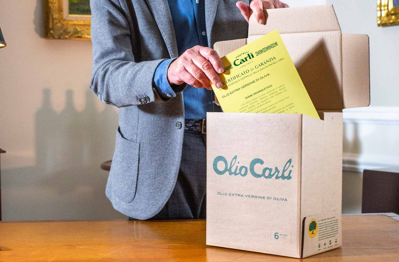 Das Garantiezertifikat, das jede Packung Olio Carli begleitet